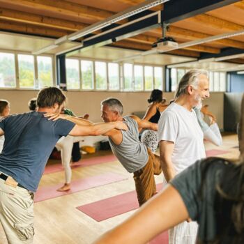 Ausbildungsgruppe in der Yogapraxis