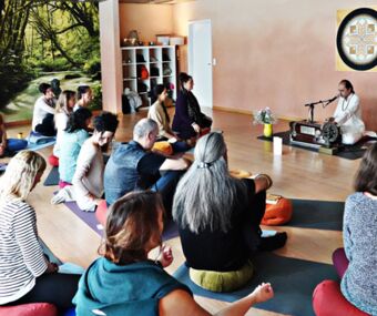 Mantrakonzert von Manish Vyas am Harmonium im Yogastudio Luzern