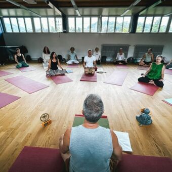 Yogaausbildungs Gruppe in der Meditation