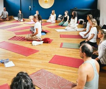 Yogadruppe in Meditationshaltung im Paulusheim in Luzern
